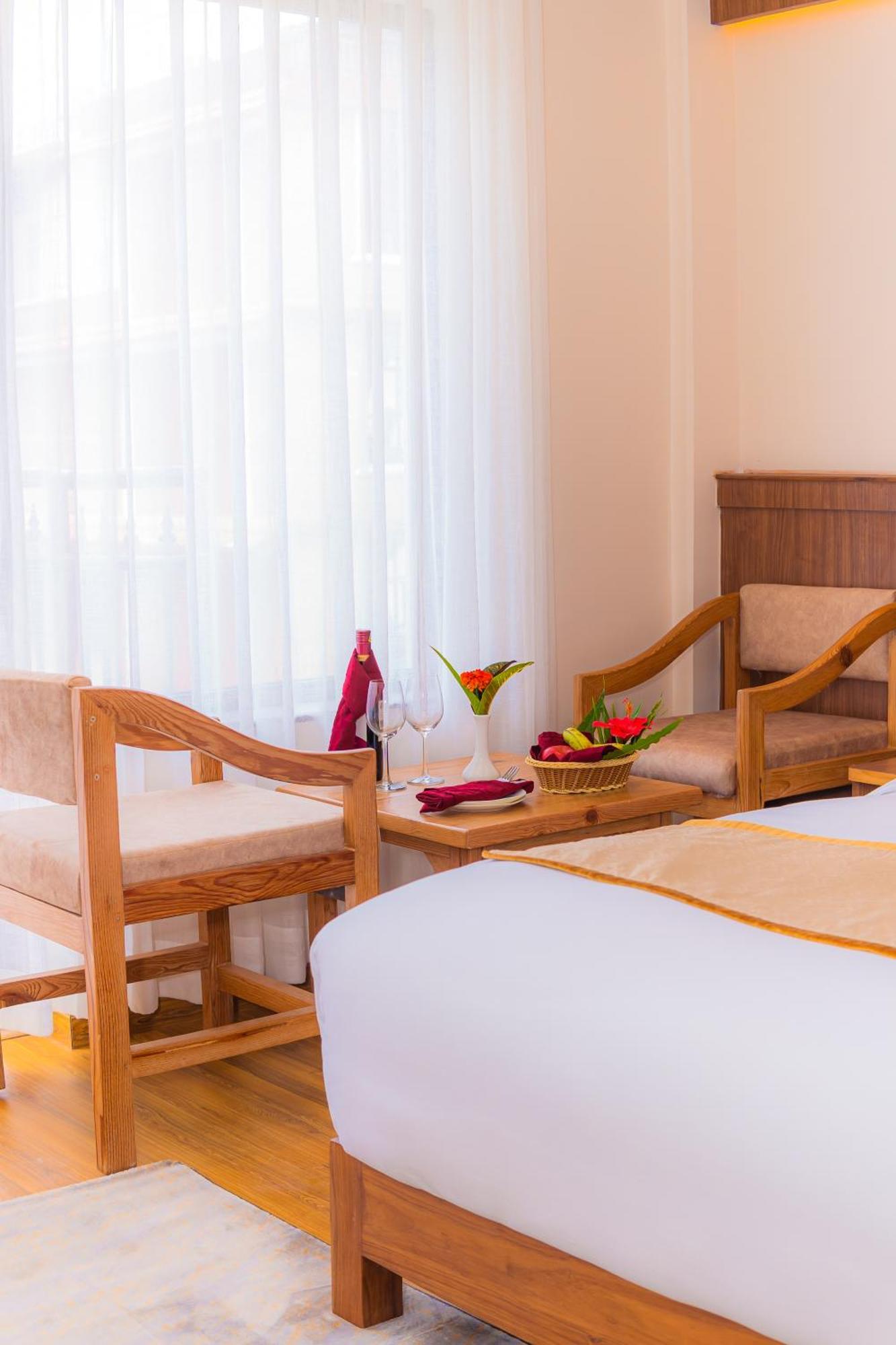 Temple Himalaya Hotel & Spa Pokhara Ngoại thất bức ảnh