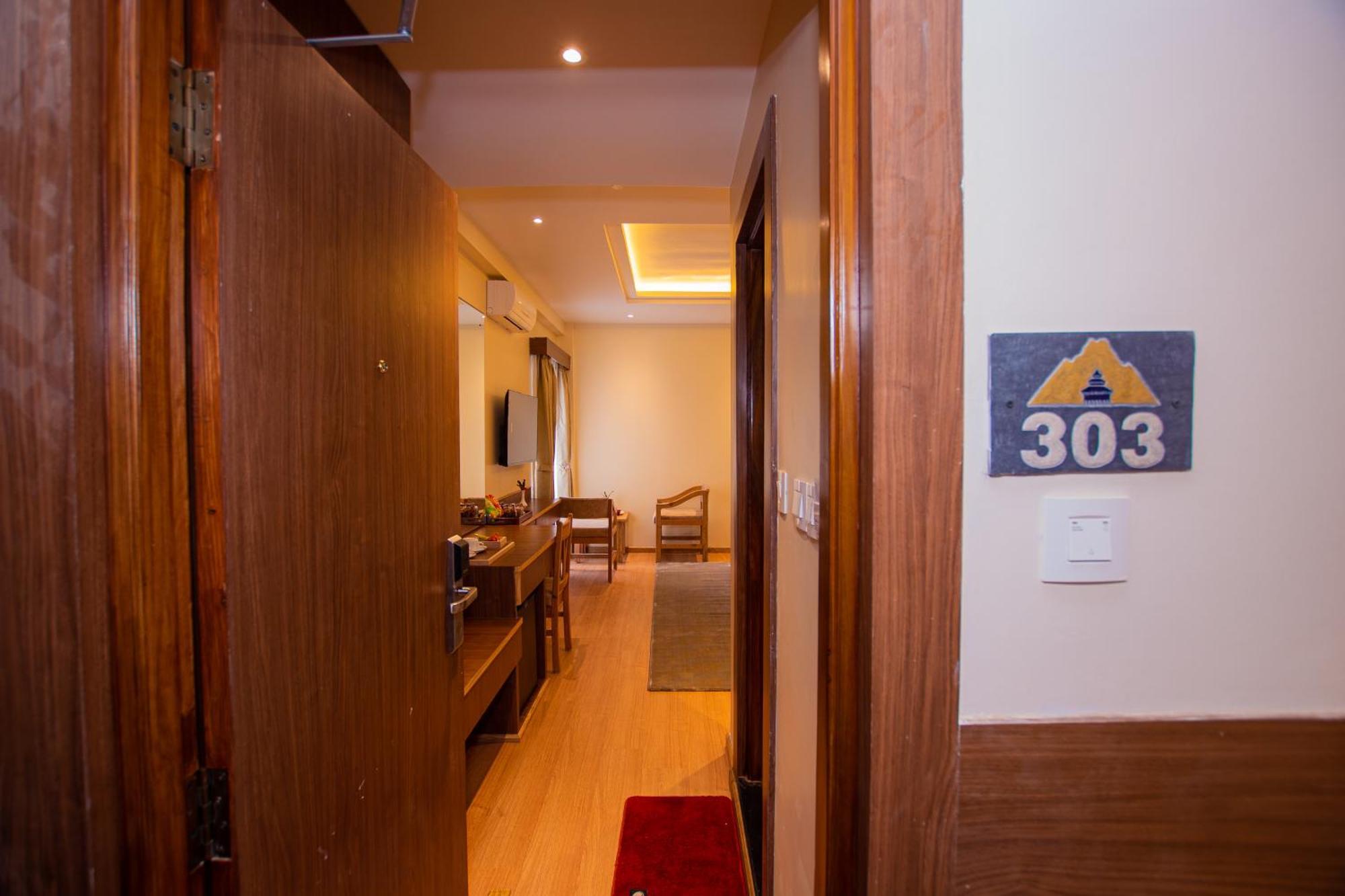 Temple Himalaya Hotel & Spa Pokhara Ngoại thất bức ảnh