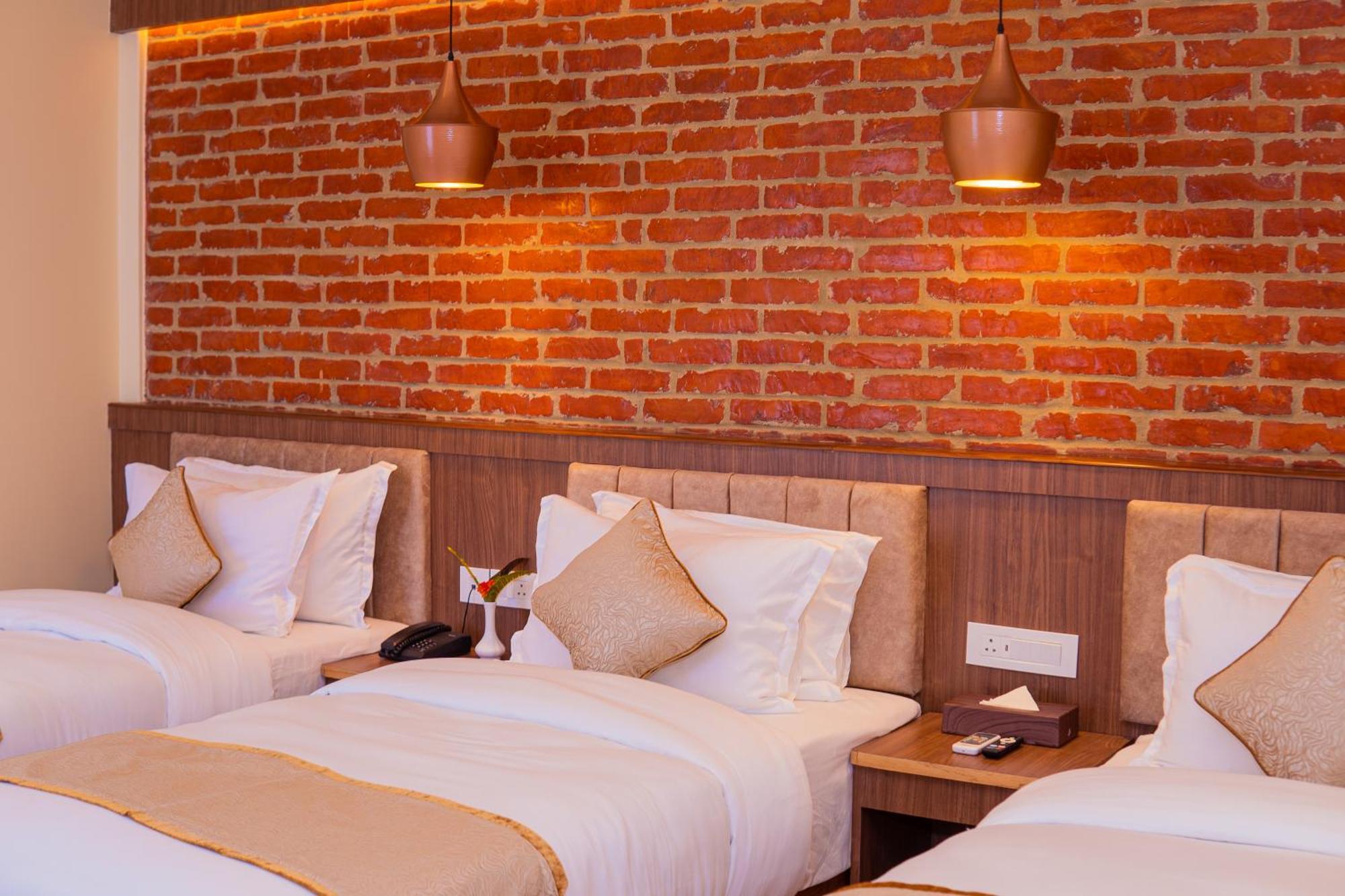 Temple Himalaya Hotel & Spa Pokhara Ngoại thất bức ảnh