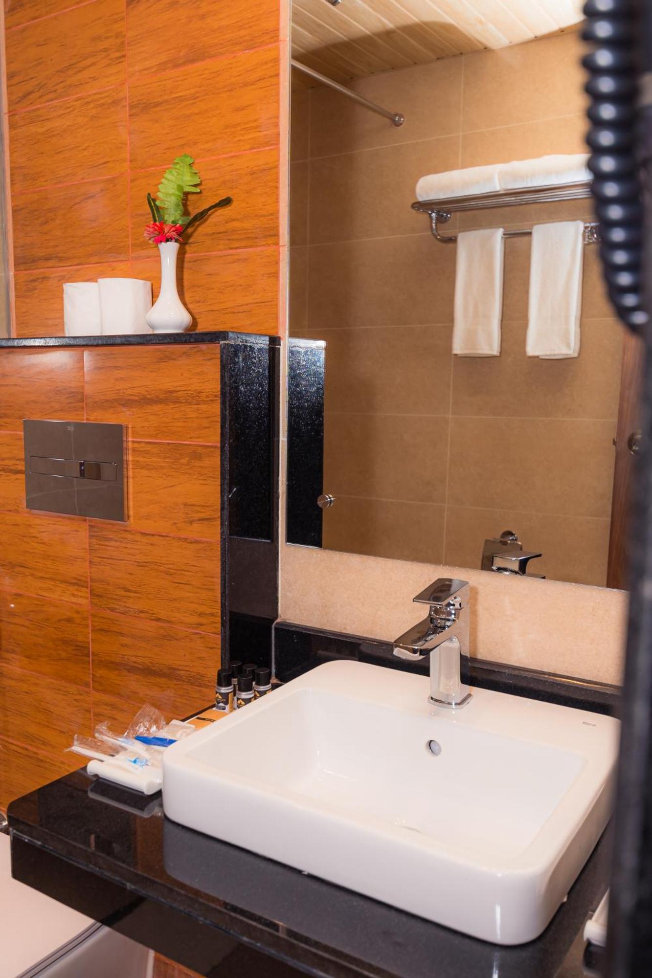 Temple Himalaya Hotel & Spa Pokhara Ngoại thất bức ảnh