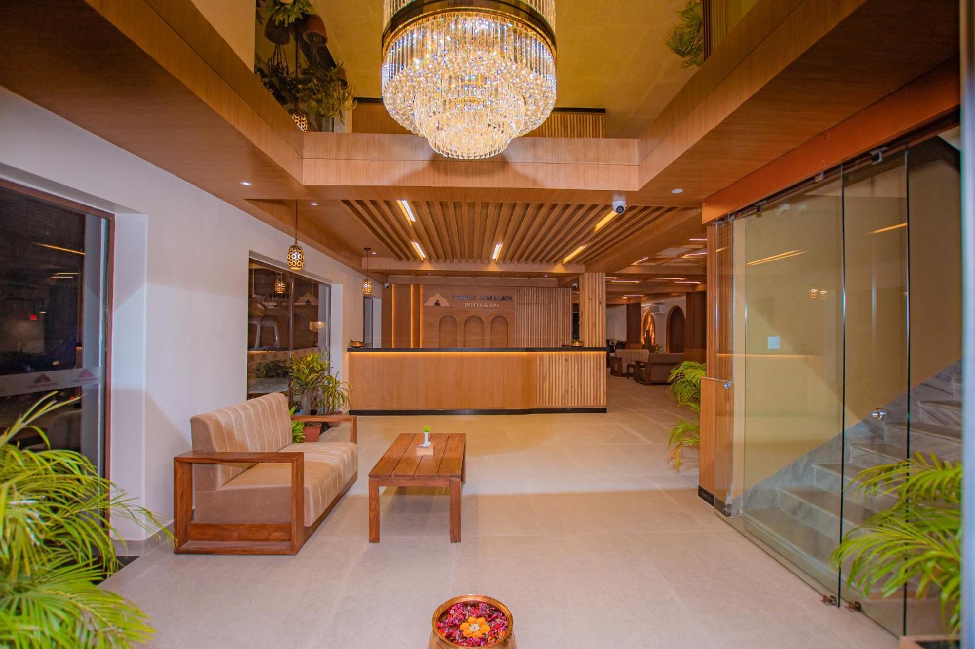 Temple Himalaya Hotel & Spa Pokhara Ngoại thất bức ảnh