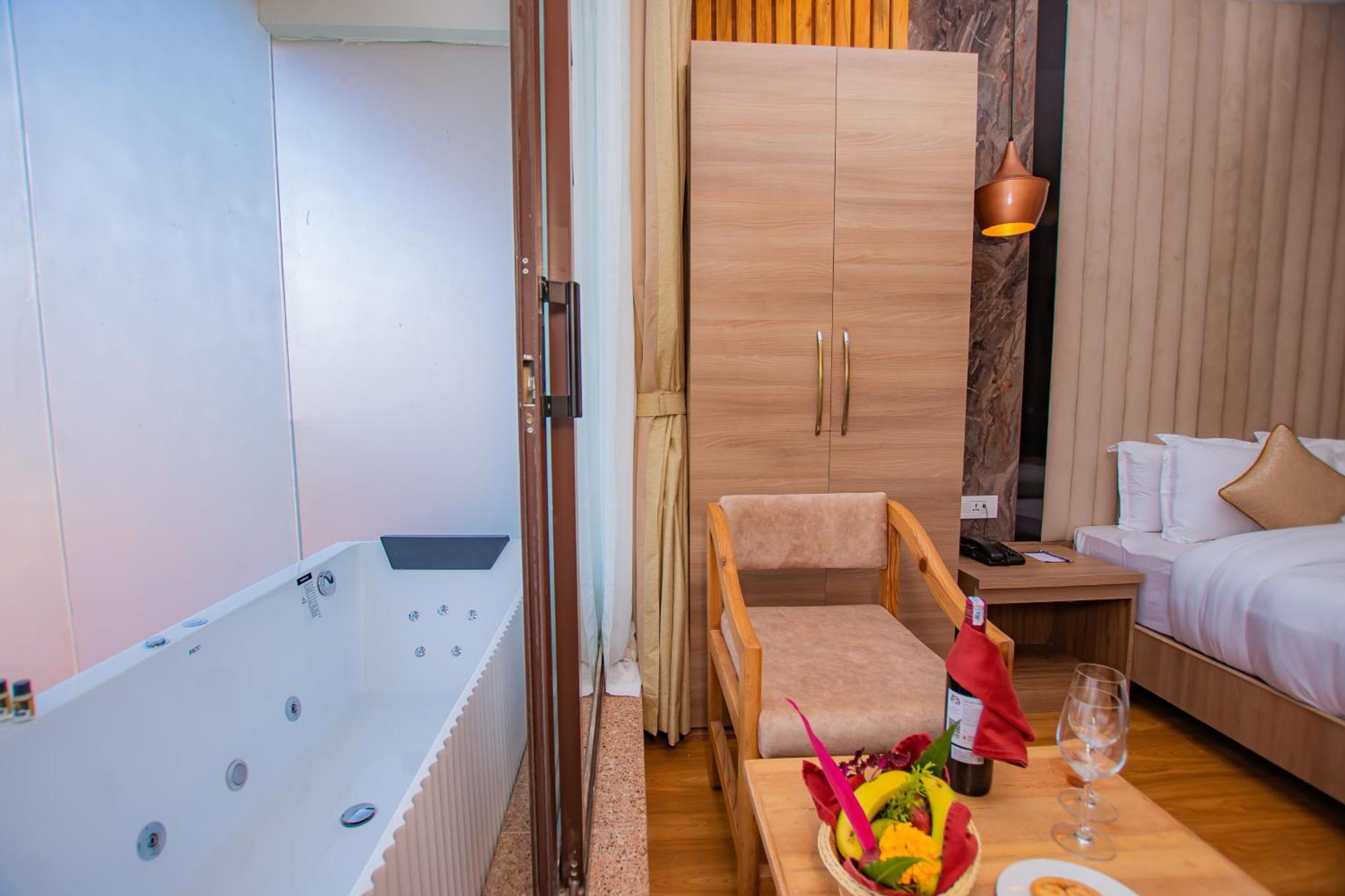 Temple Himalaya Hotel & Spa Pokhara Ngoại thất bức ảnh
