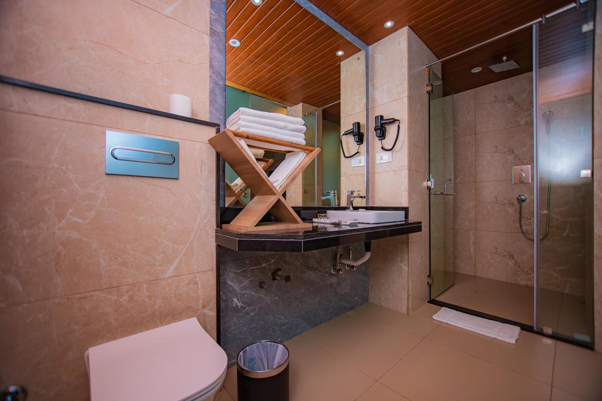 Temple Himalaya Hotel & Spa Pokhara Ngoại thất bức ảnh