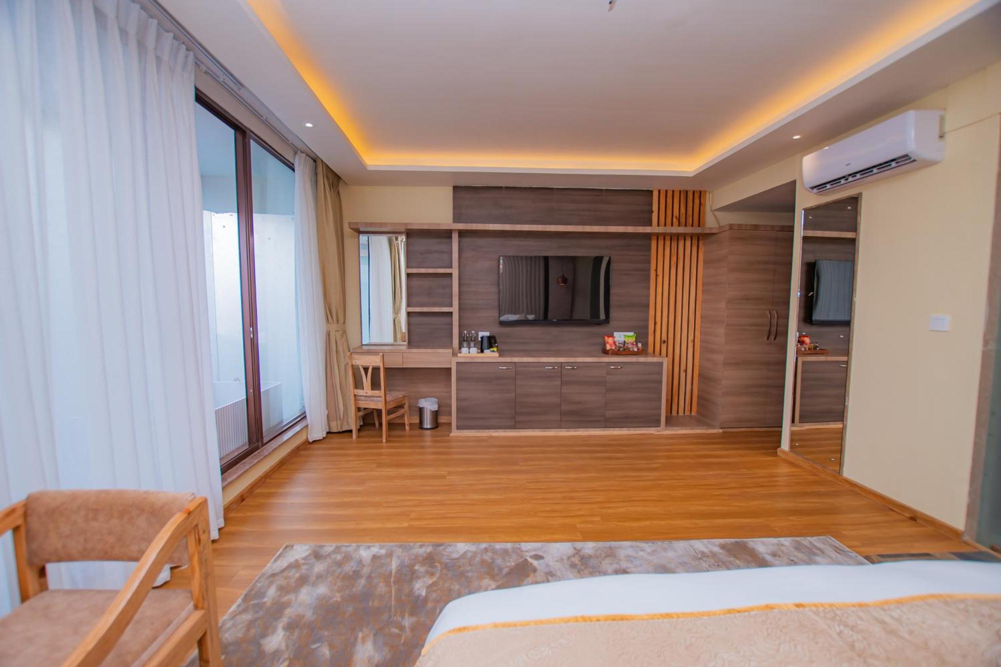 Temple Himalaya Hotel & Spa Pokhara Ngoại thất bức ảnh