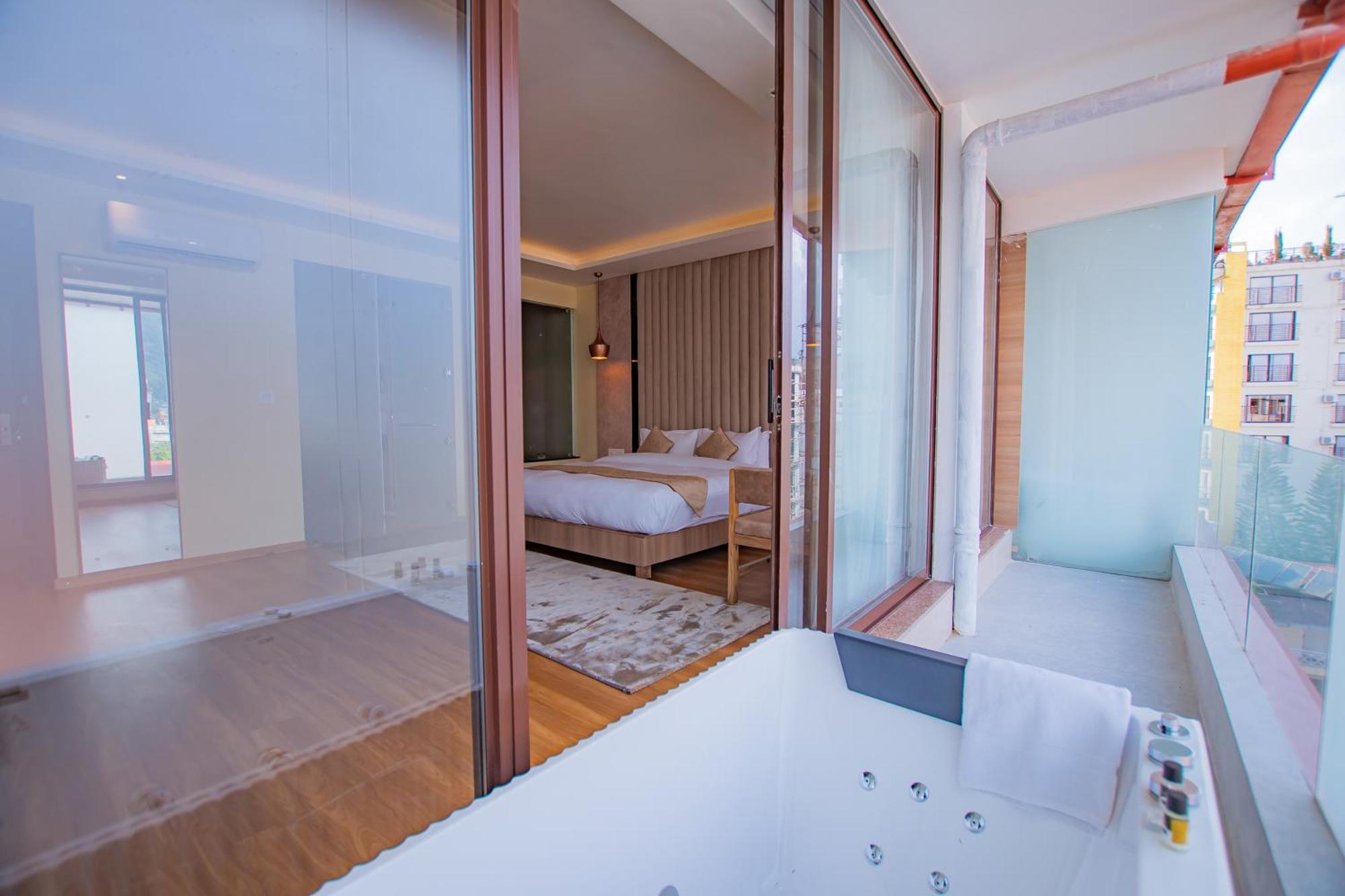 Temple Himalaya Hotel & Spa Pokhara Ngoại thất bức ảnh